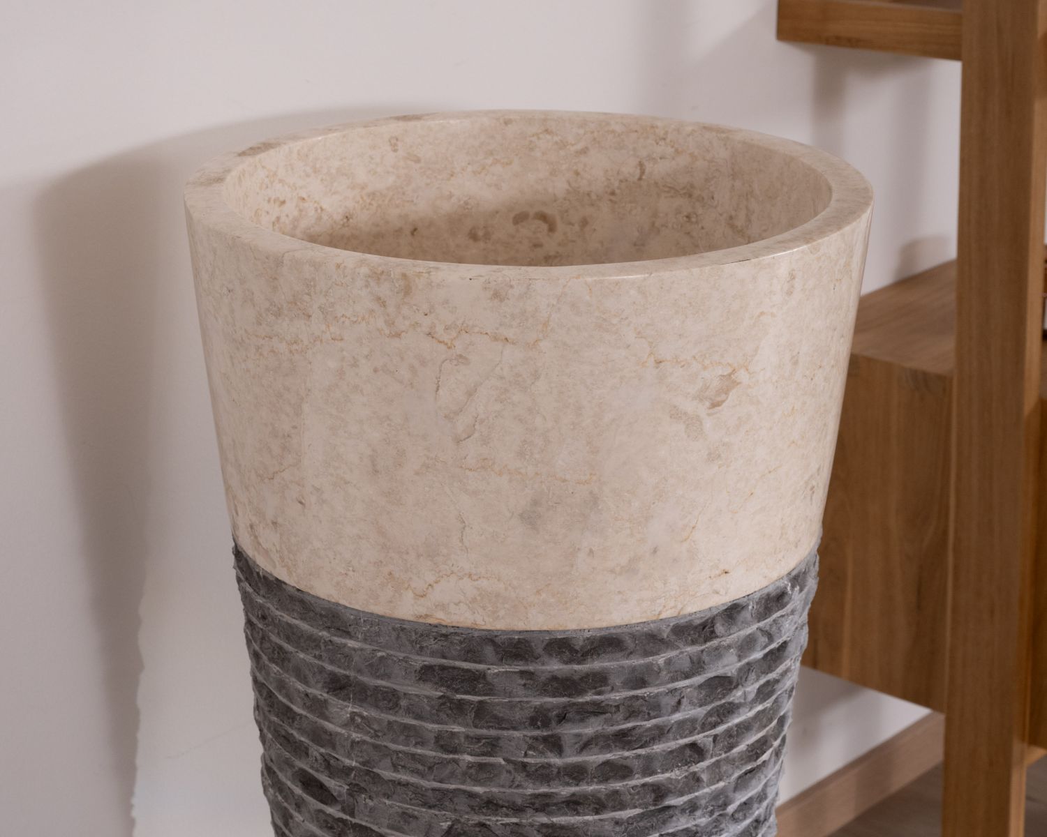 Lavabo a colonna in marmo grigio e nero "Stone" a doppia texture