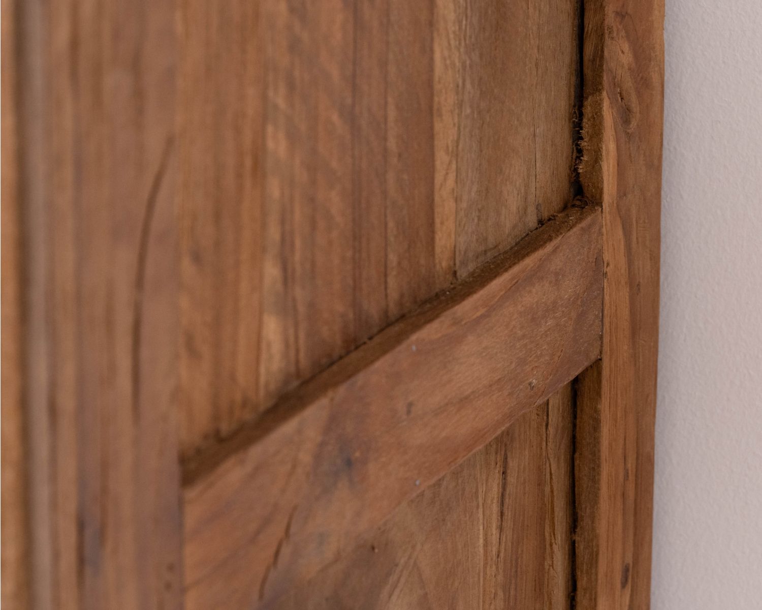 Colonna portaoggetti "Kayoa" in teak rigenerato, stile etnico contemporaneo