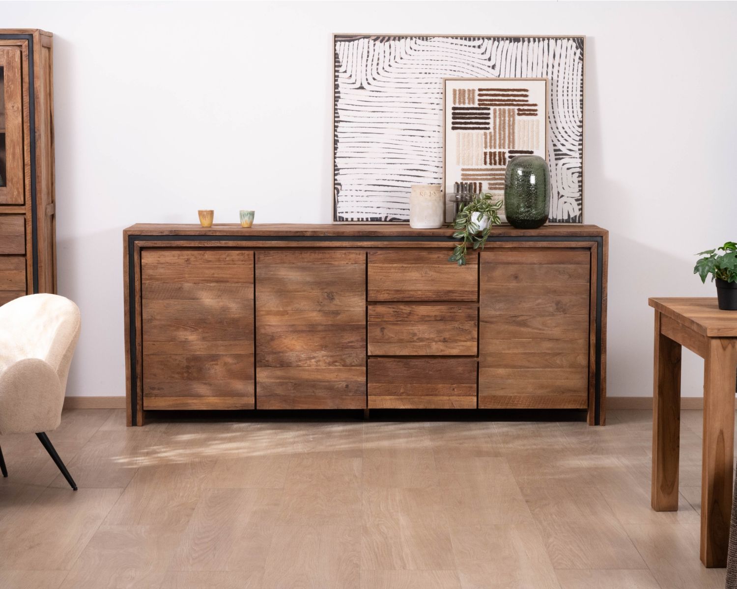 Credenza a 3 ante "Kayoa" in teak massiccio con un'atmosfera chic e naturale