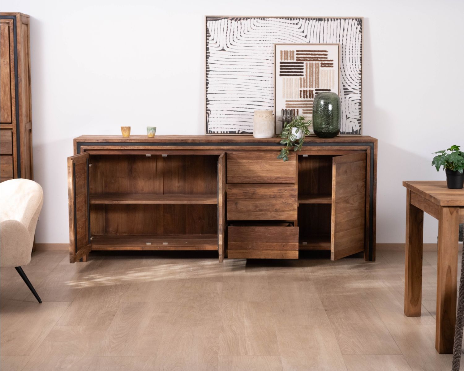 Credenza a 3 ante "Kayoa" in teak massiccio con un'atmosfera chic e naturale