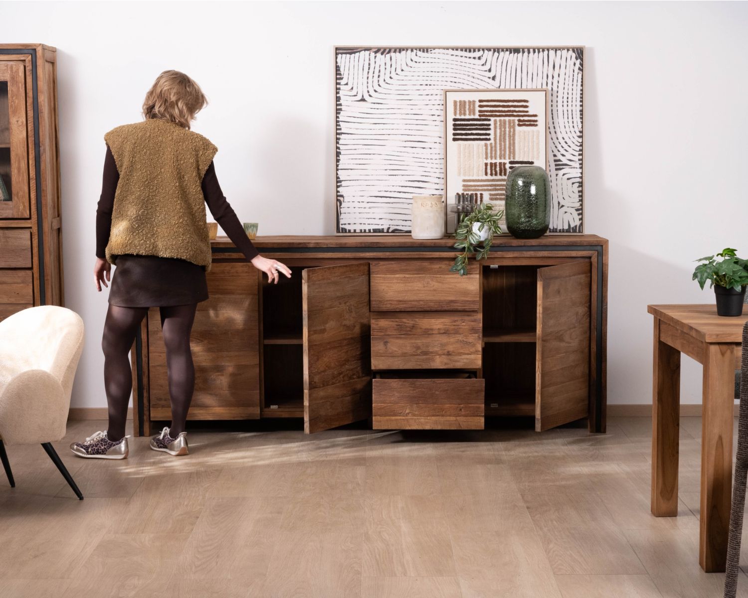 Credenza a 3 ante "Kayoa" in teak massiccio con un'atmosfera chic e naturale