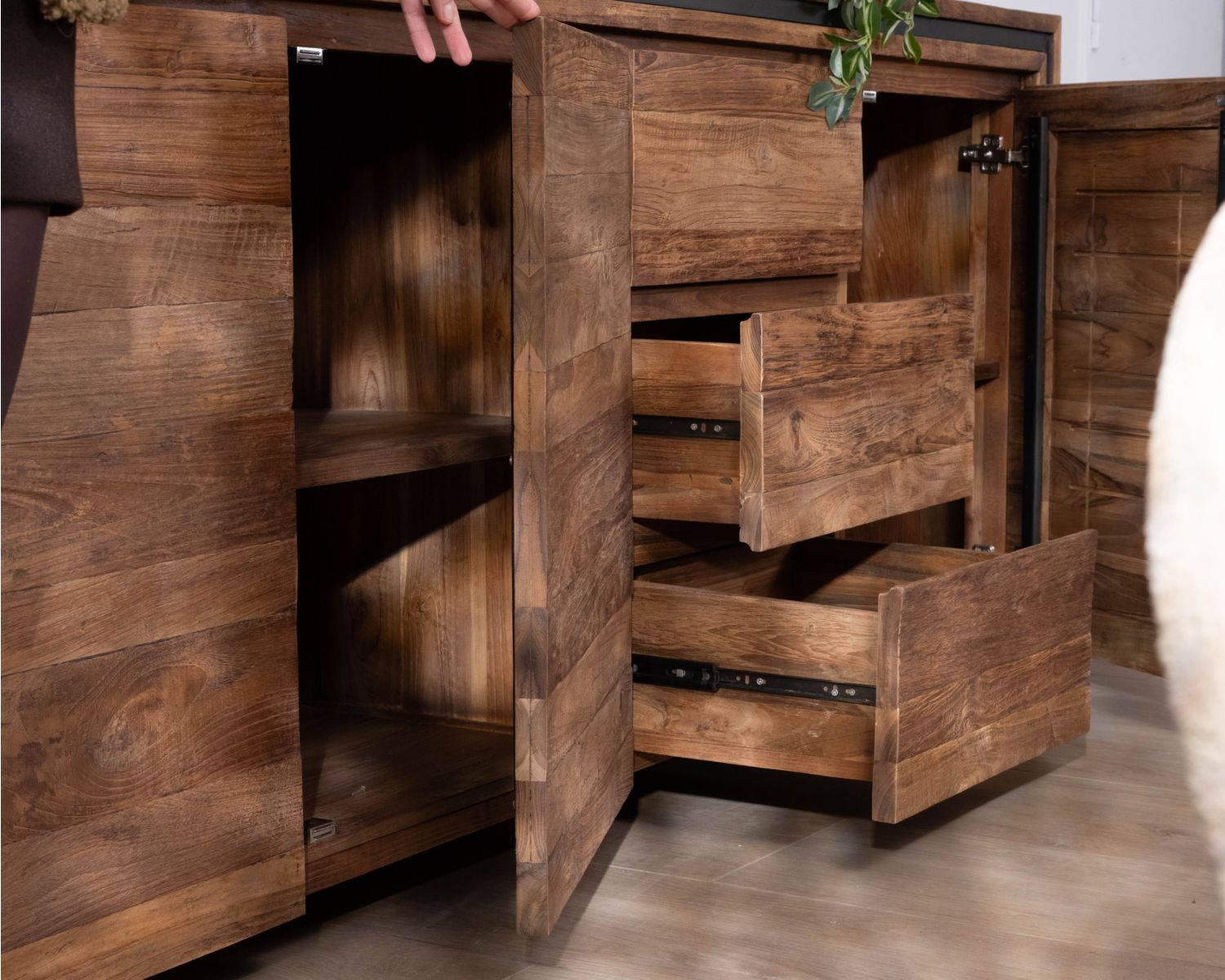 Credenza a 3 ante "Kayoa" in teak massiccio con un'atmosfera chic e naturale