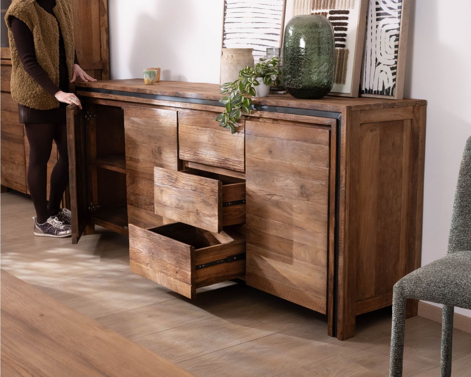 Credenza a 3 ante "Kayoa" in teak massiccio con un'atmosfera chic e naturale