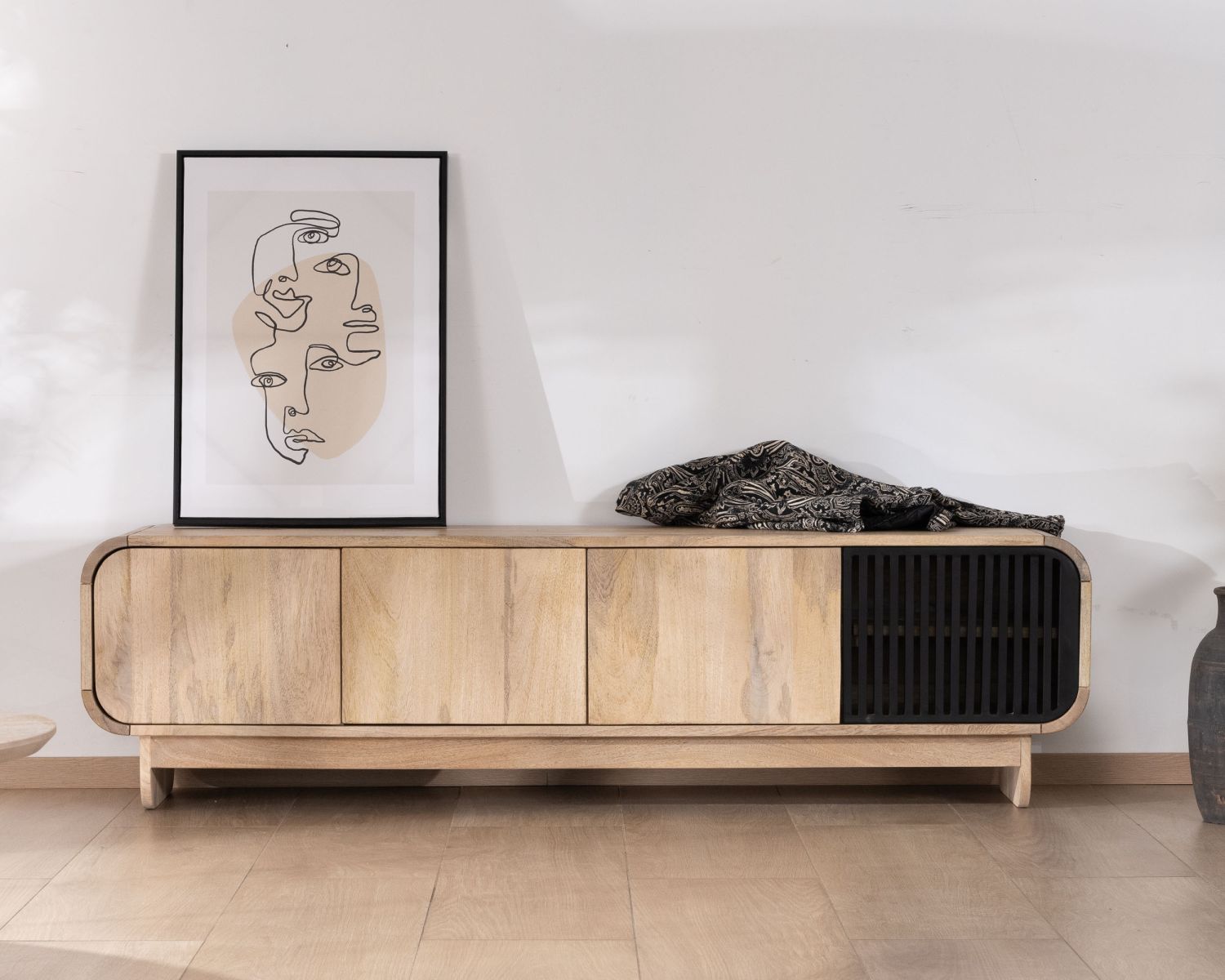 Panca TV a 4 ante da 180 cm in legno di mango con anta decorativa "Jappy" nera