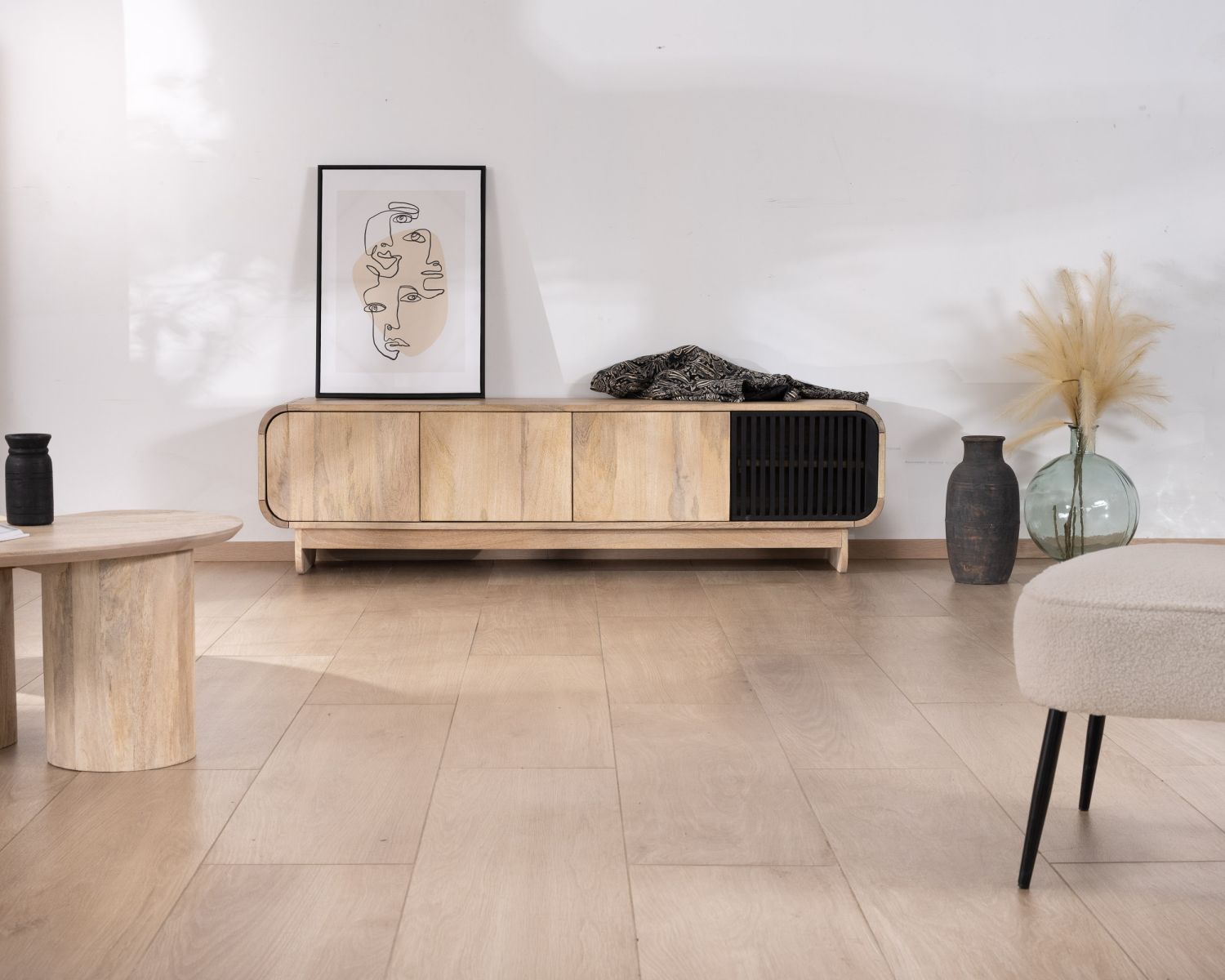 Panca TV a 4 ante da 180 cm in legno di mango con anta decorativa "Jappy" nera