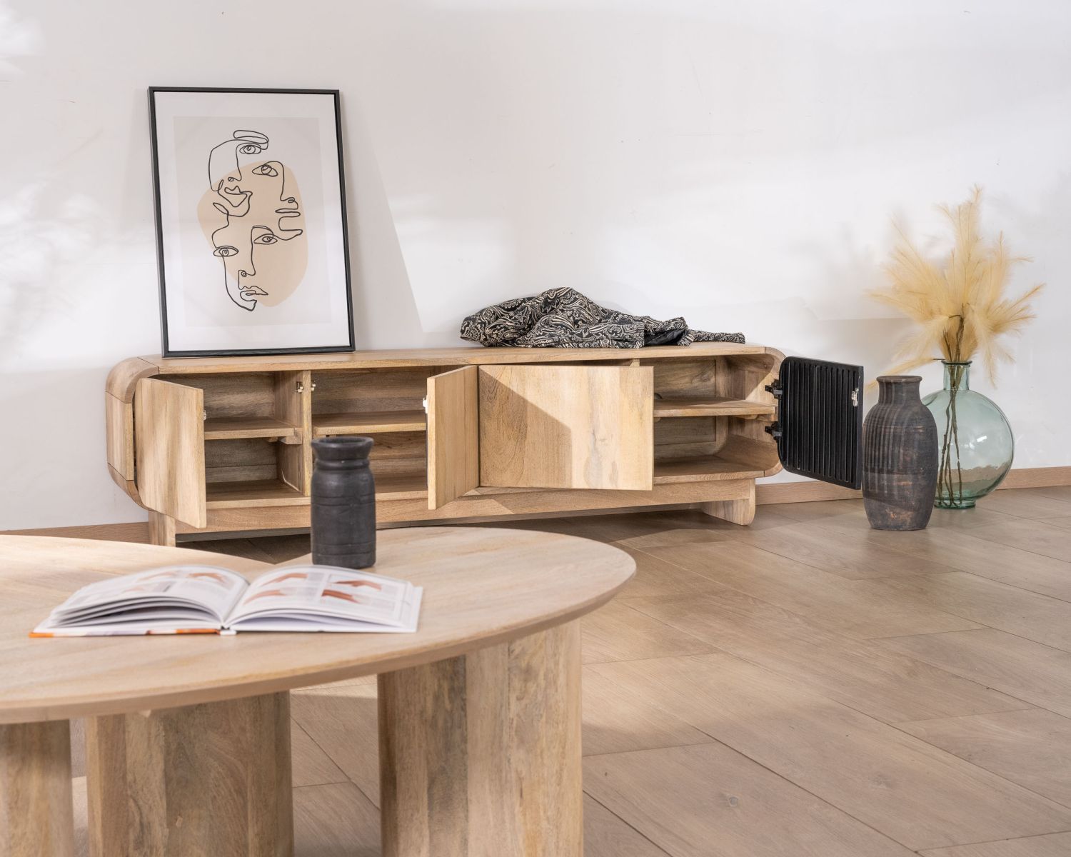 Panca TV a 4 ante da 180 cm in legno di mango con anta decorativa "Jappy" nera