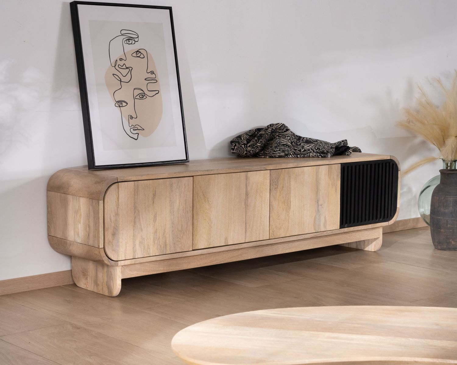 Panca TV a 4 ante da 180 cm in legno di mango con anta decorativa "Jappy" nera