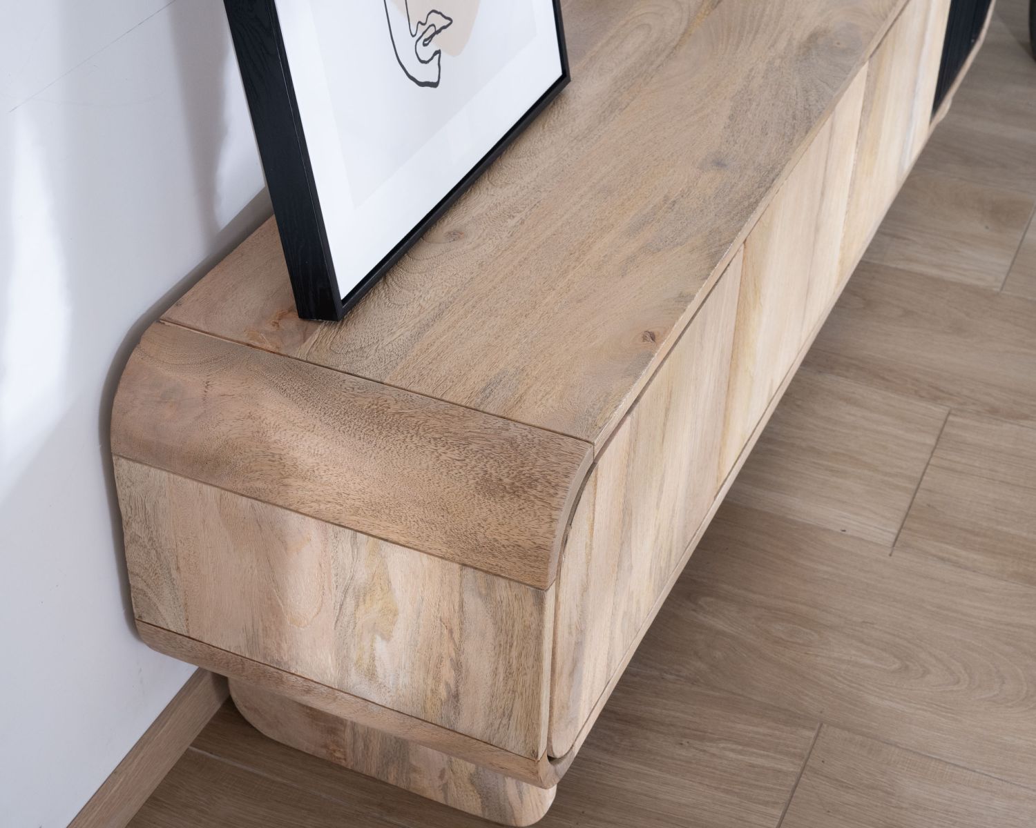 Panca TV a 4 ante da 180 cm in legno di mango con anta decorativa "Jappy" nera