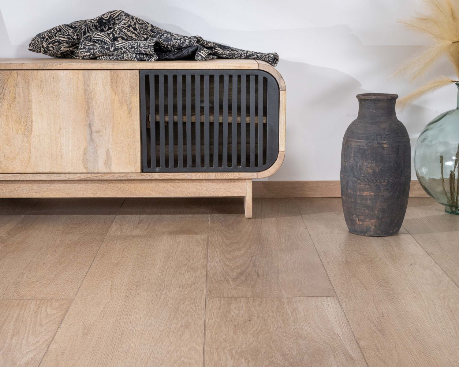 Panca TV a 4 ante da 180 cm in legno di mango con anta decorativa "Jappy" nera