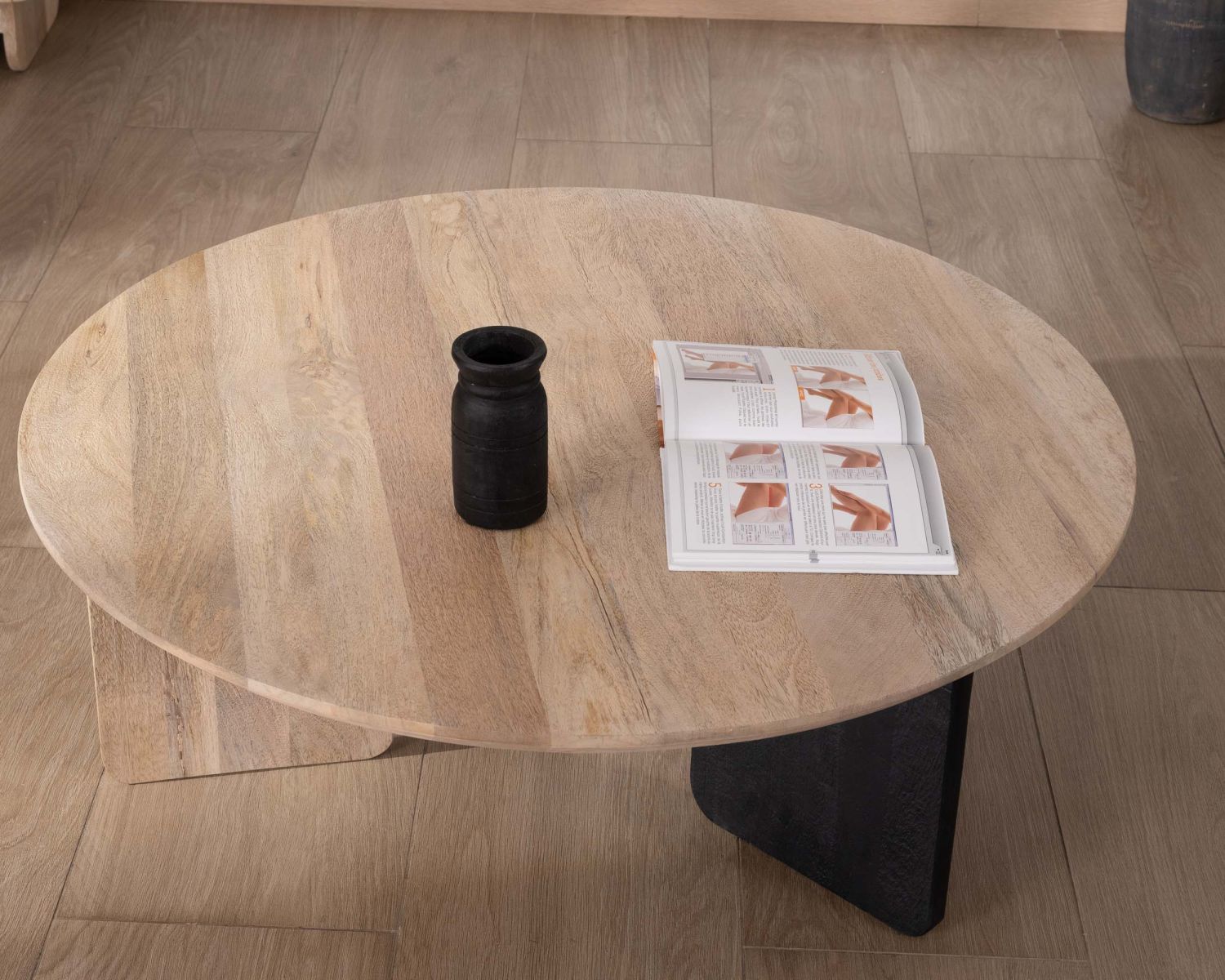 Tavolino rotondo "Jappy" con 1 gamba nera