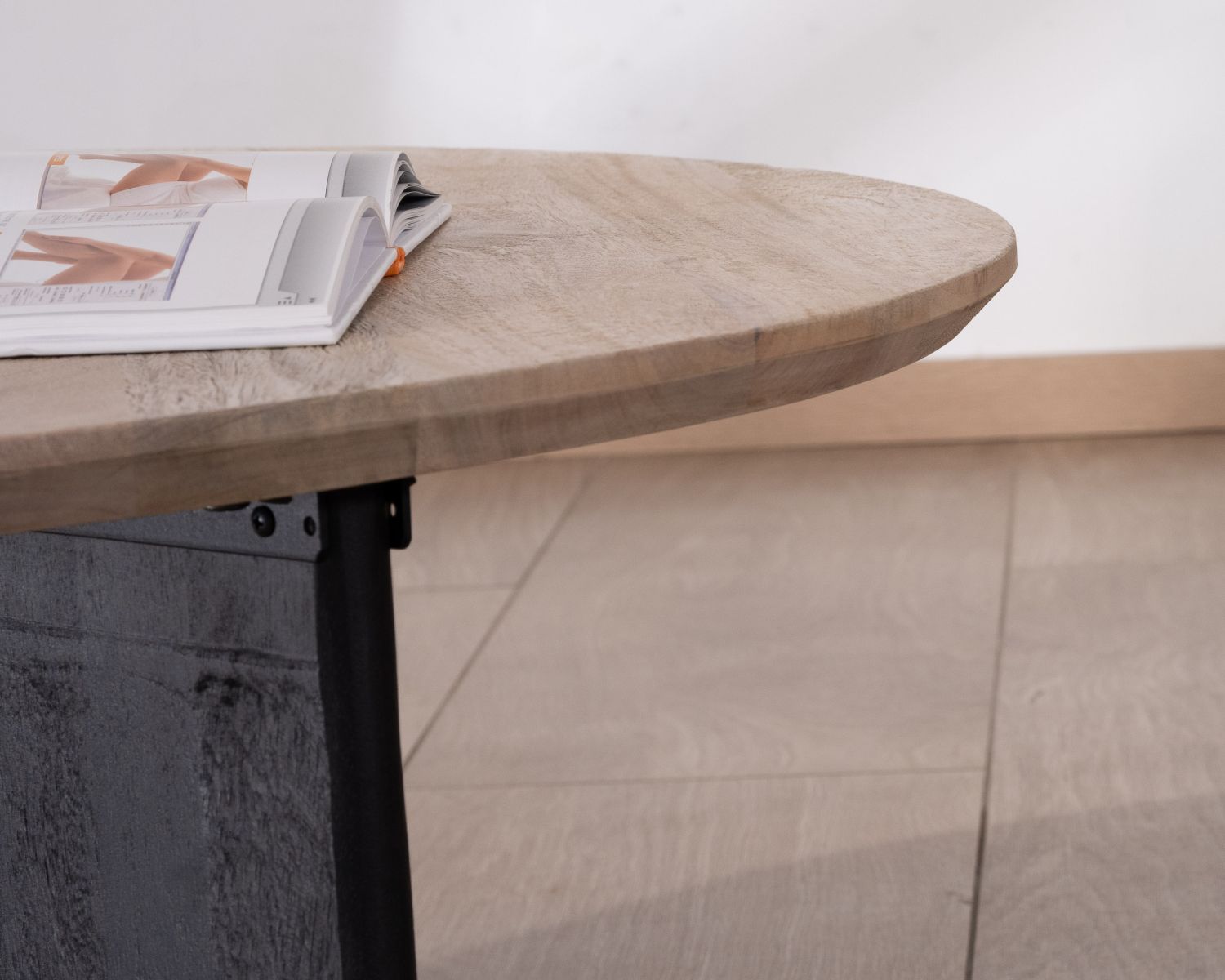 Tavolino rotondo "Jappy" con 1 gamba nera