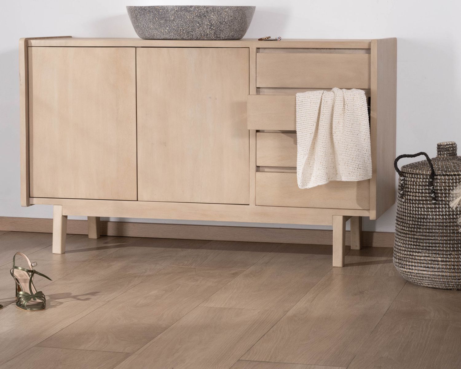 Mobiletto con ante e cassetti in mango sbiancato "Kahiko" 140 cm