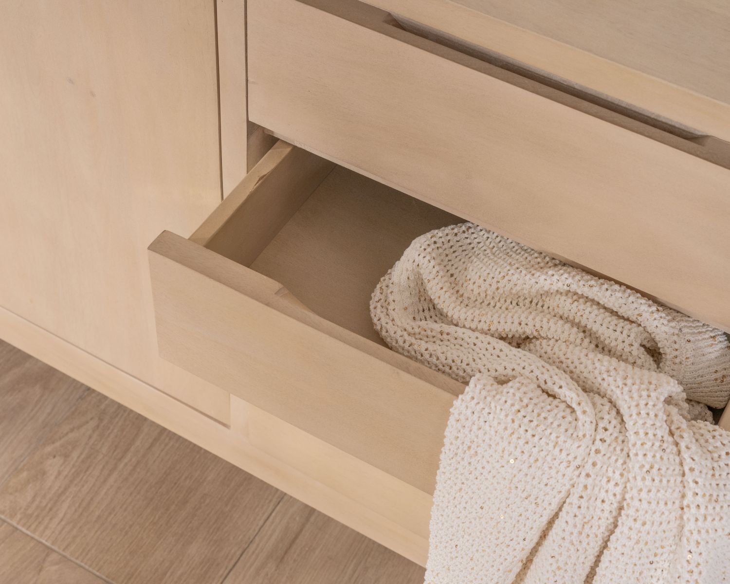 Mobiletto con ante e cassetti in mango sbiancato "Kahiko" 140 cm