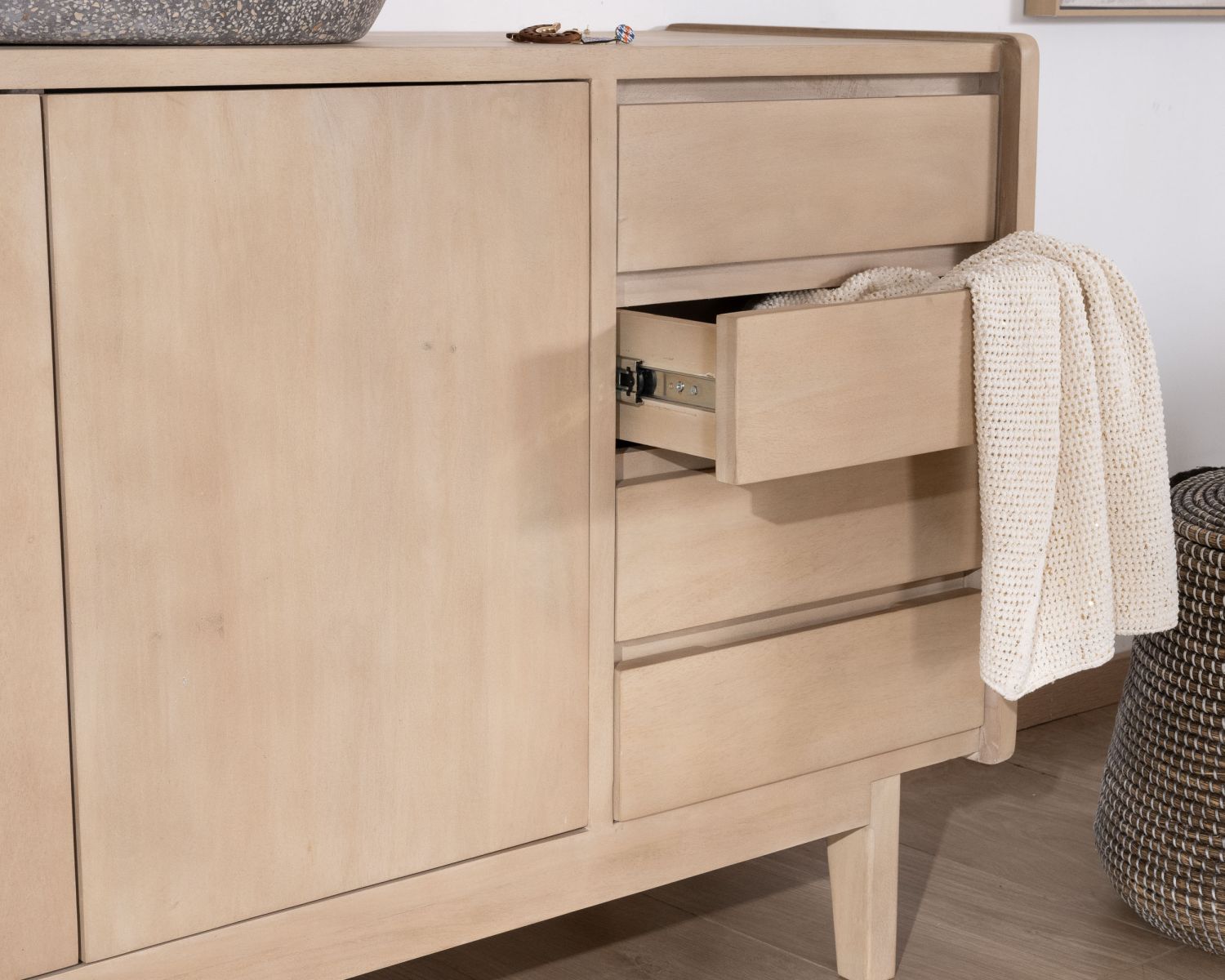 Mobiletto con ante e cassetti in mango sbiancato "Kahiko" 140 cm