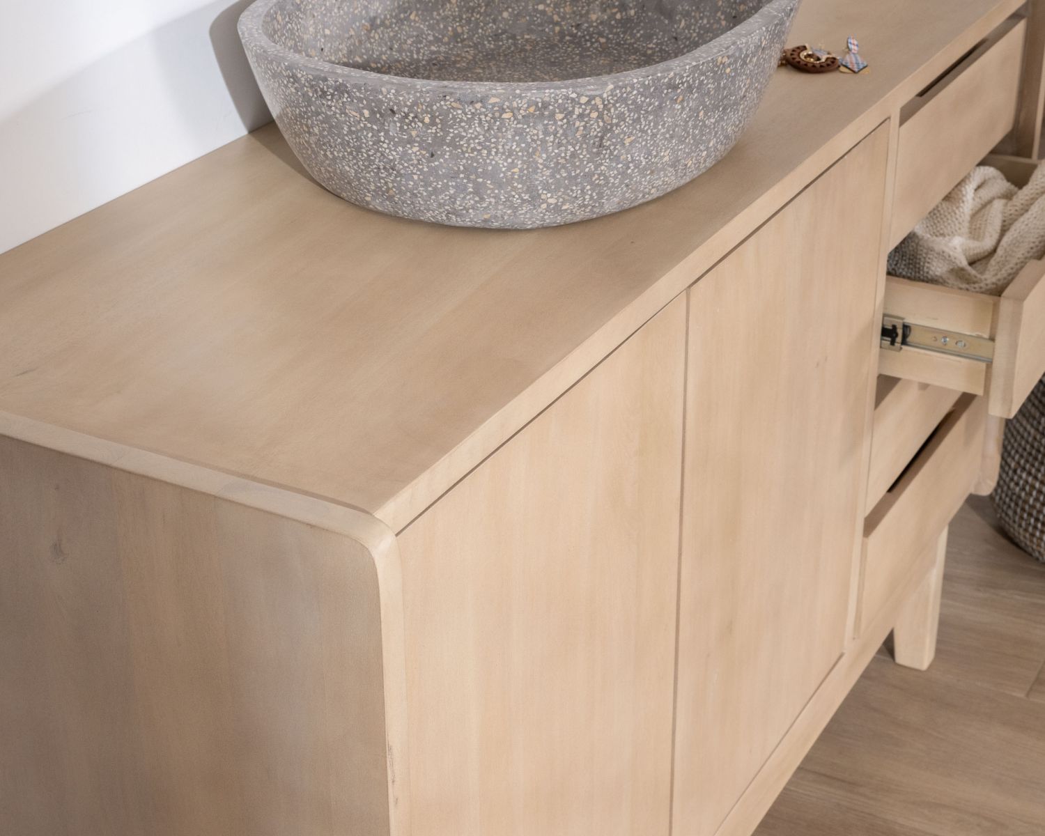 Mobiletto con ante e cassetti in mango sbiancato "Kahiko" 140 cm