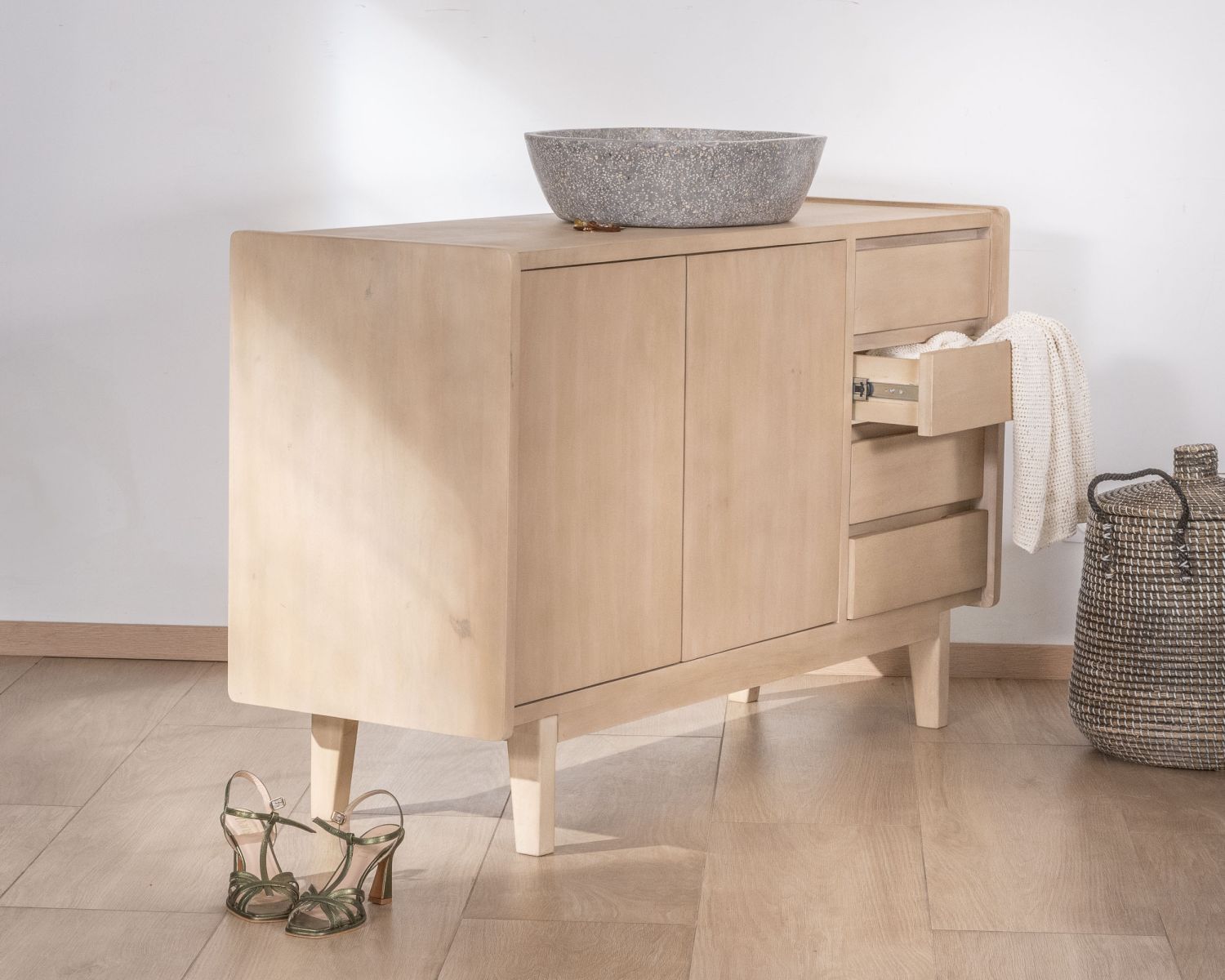 Mobiletto con ante e cassetti in mango sbiancato "Kahiko" 140 cm