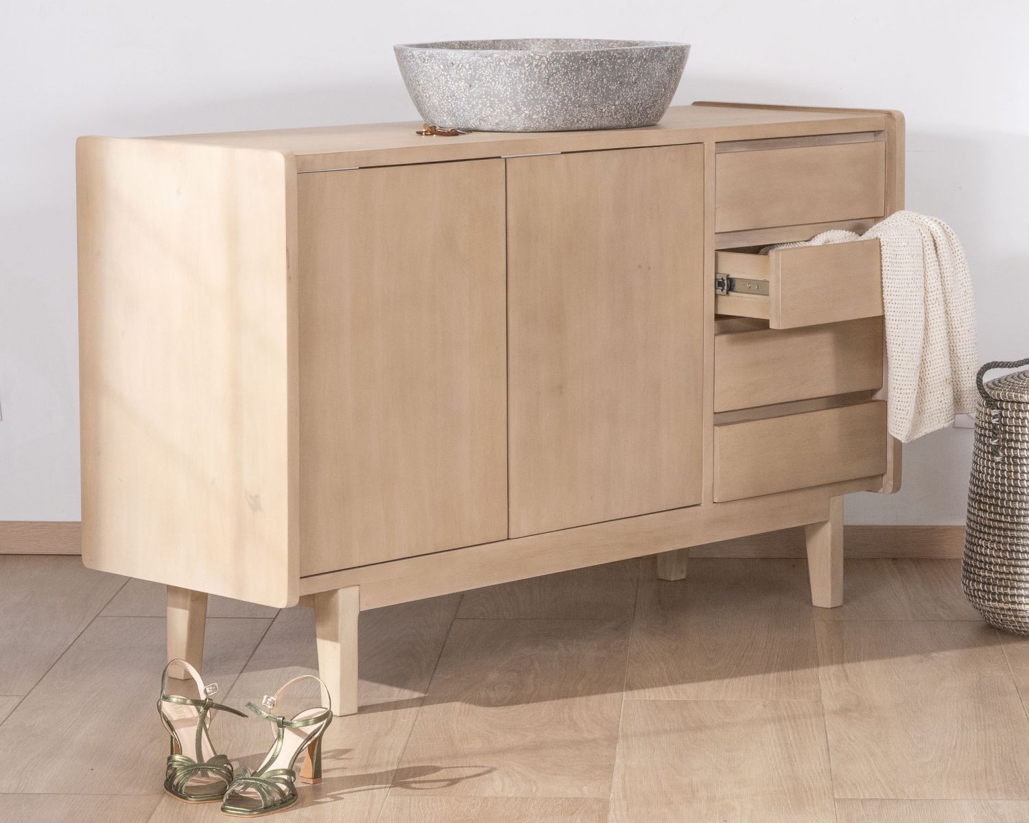 Mobiletto con ante e cassetti in mango sbiancato "Kahiko" 140 cm