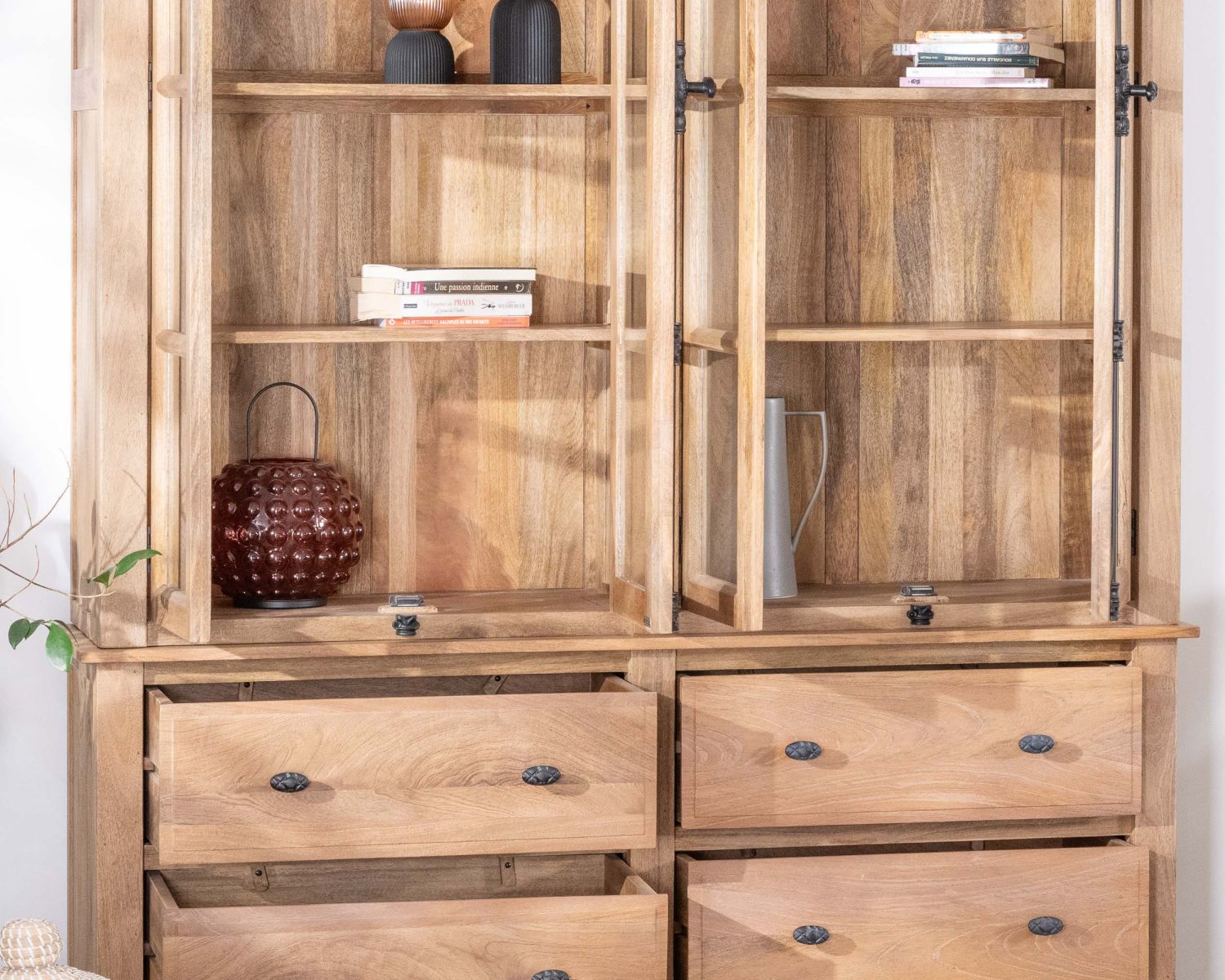 Armadio per porcellane in mango massiccio "Santa" da 170 cm con ante e cassetti in vetro