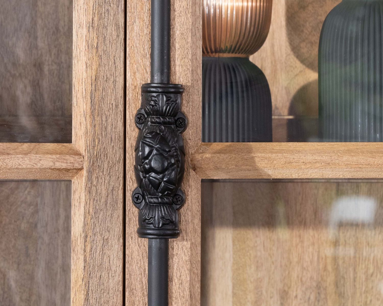 Armadio per porcellane in mango massiccio "Santa" da 170 cm con ante e cassetti in vetro