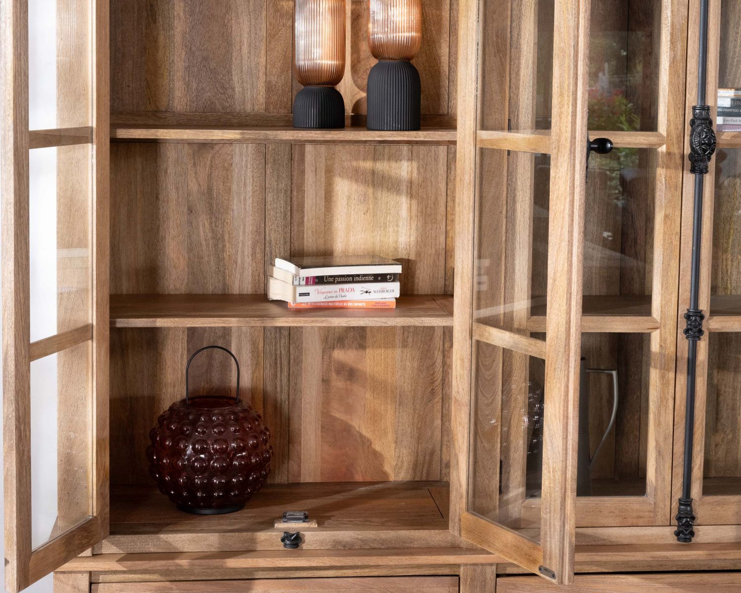 Armadio per porcellane in mango massiccio "Santa" da 170 cm con ante e cassetti in vetro