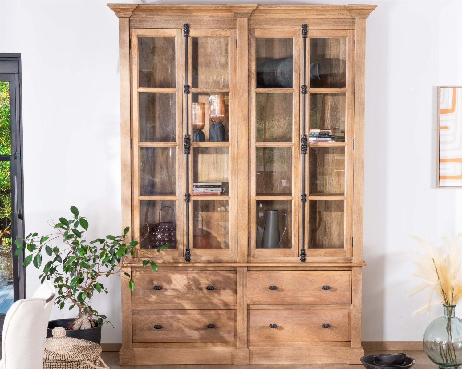 Armadio per porcellane in mango massiccio "Santa" da 170 cm con ante e cassetti in vetro