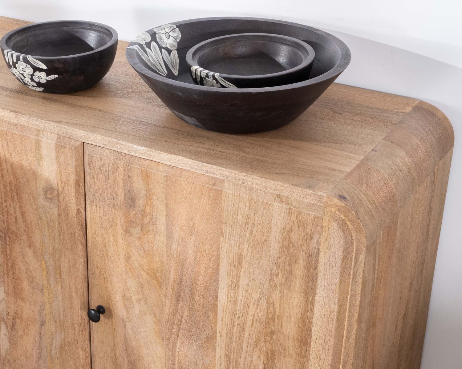 Credenza "Plume" a 3 ante da 140 cm in stile mango pop