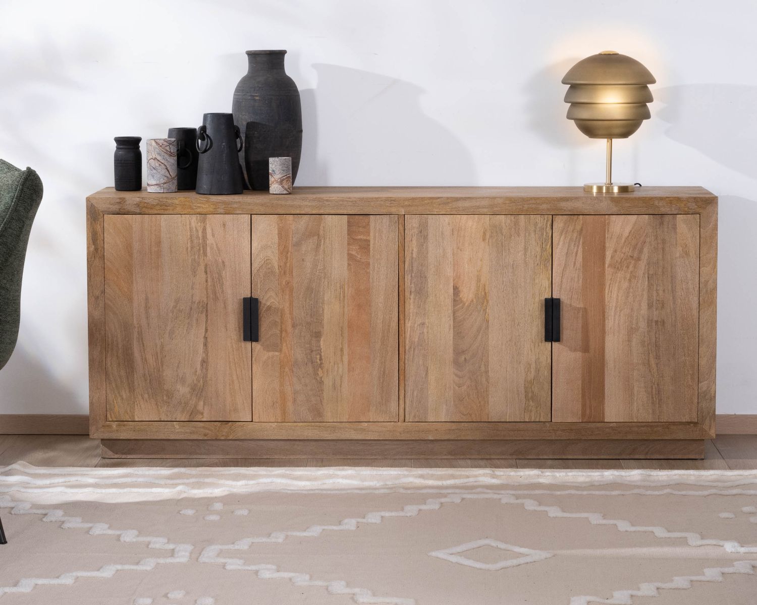 Credenza a 4 ante "Vikka" in legno massiccio di mango con maniglia in metallo