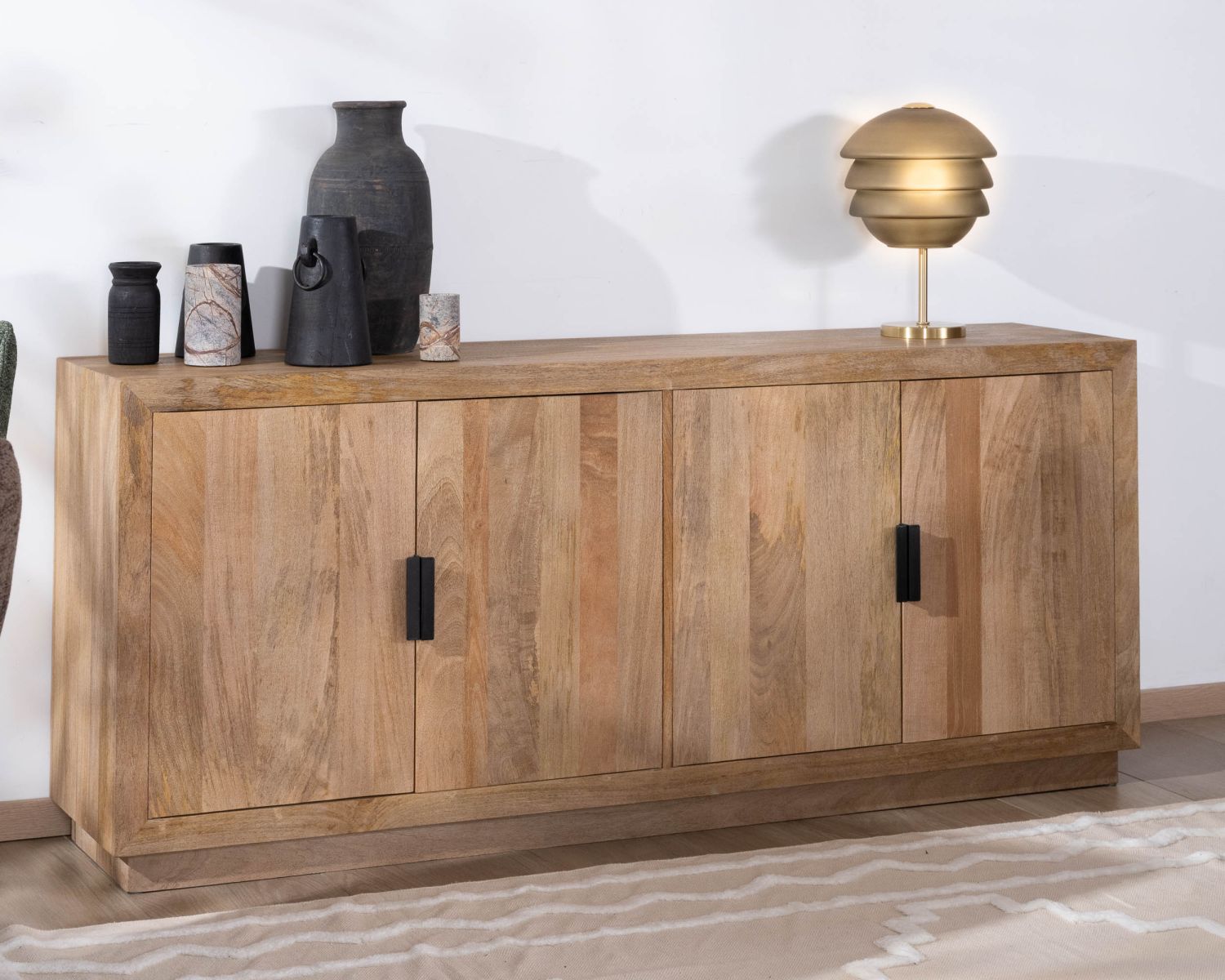 Credenza a 4 ante "Vikka" in legno massiccio di mango con maniglia in metallo