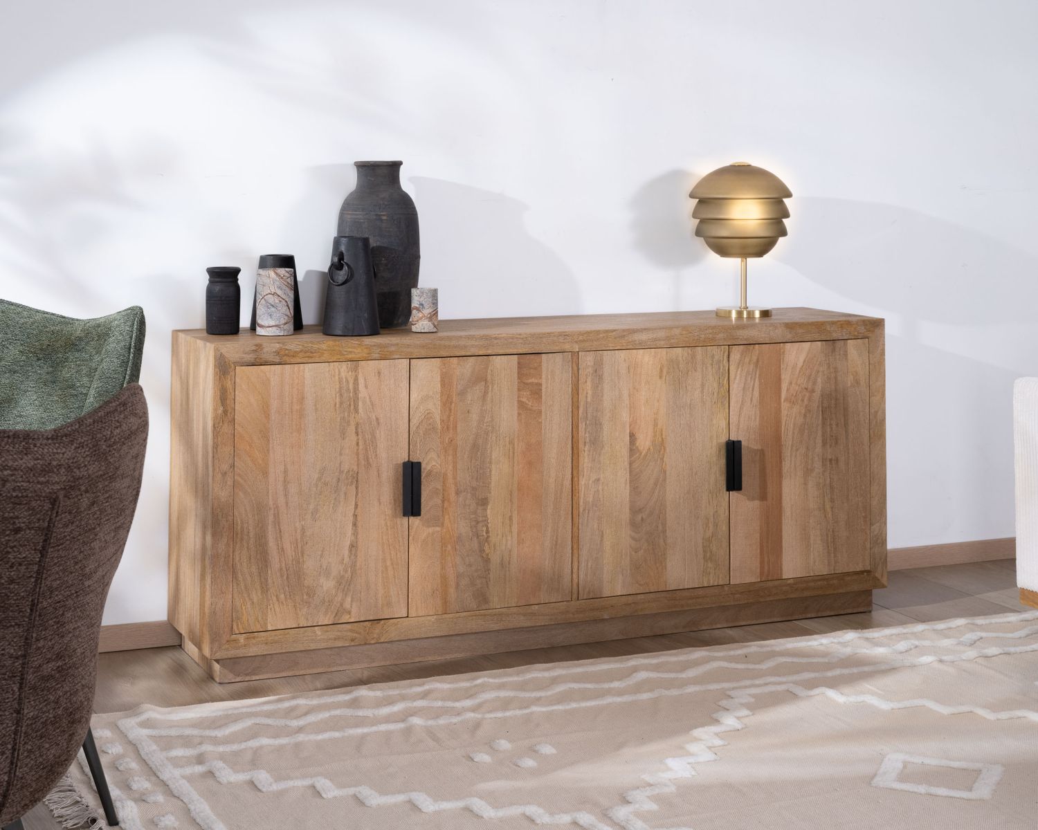 Credenza a 4 ante "Vikka" in legno massiccio di mango con maniglia in metallo