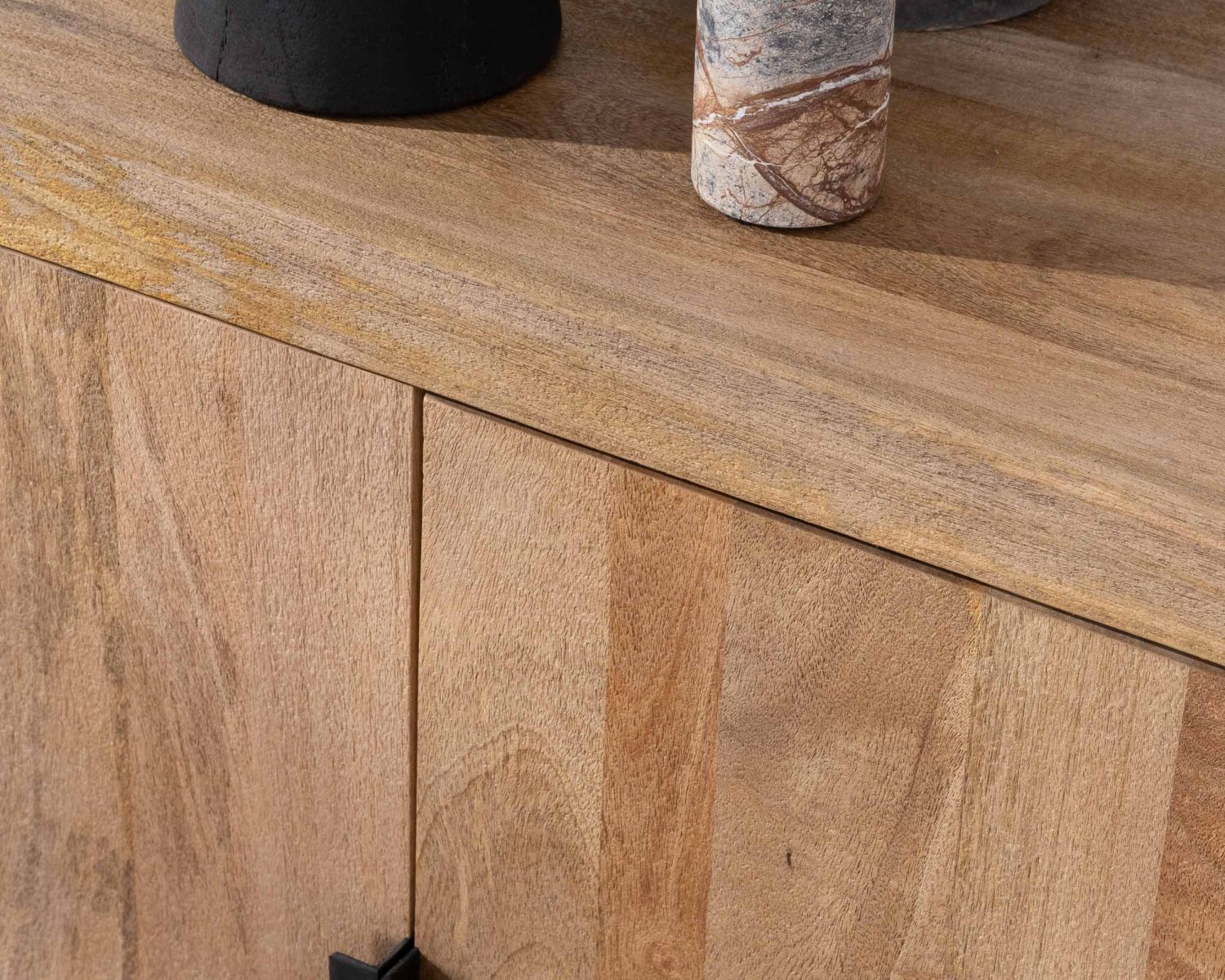 Credenza a 4 ante "Vikka" in legno massiccio di mango con maniglia in metallo