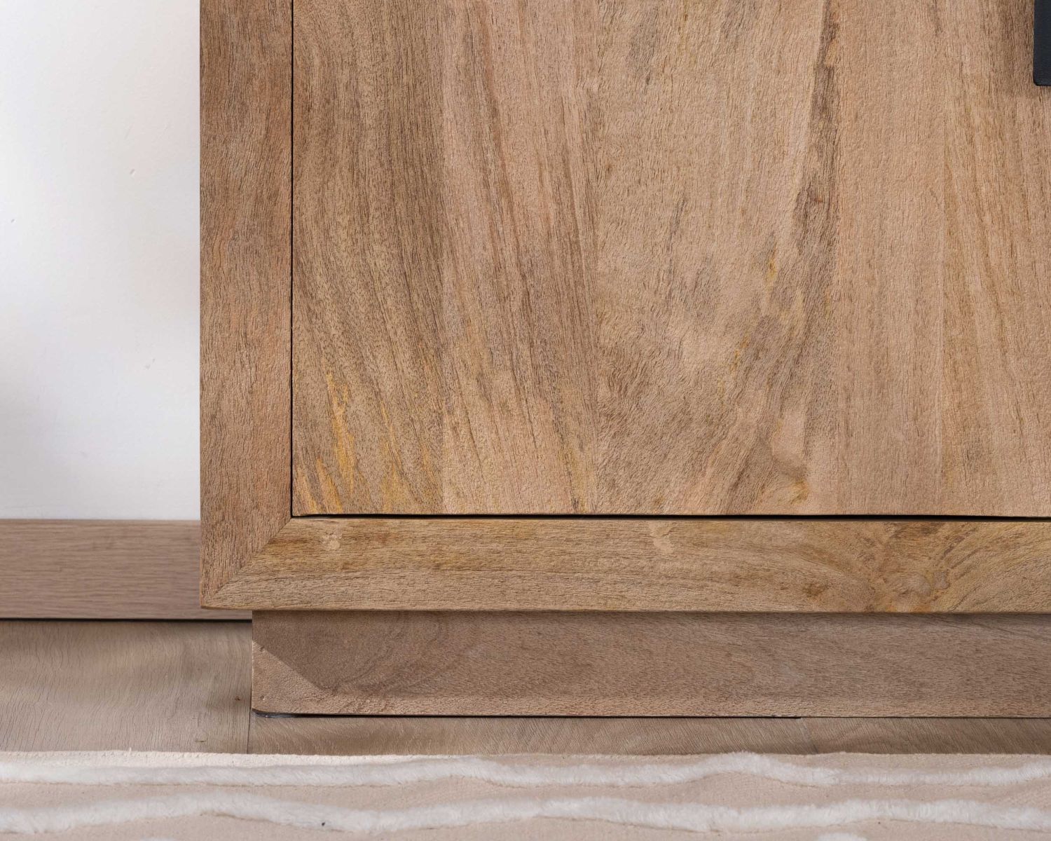 Credenza a 4 ante "Vikka" in legno massiccio di mango con maniglia in metallo