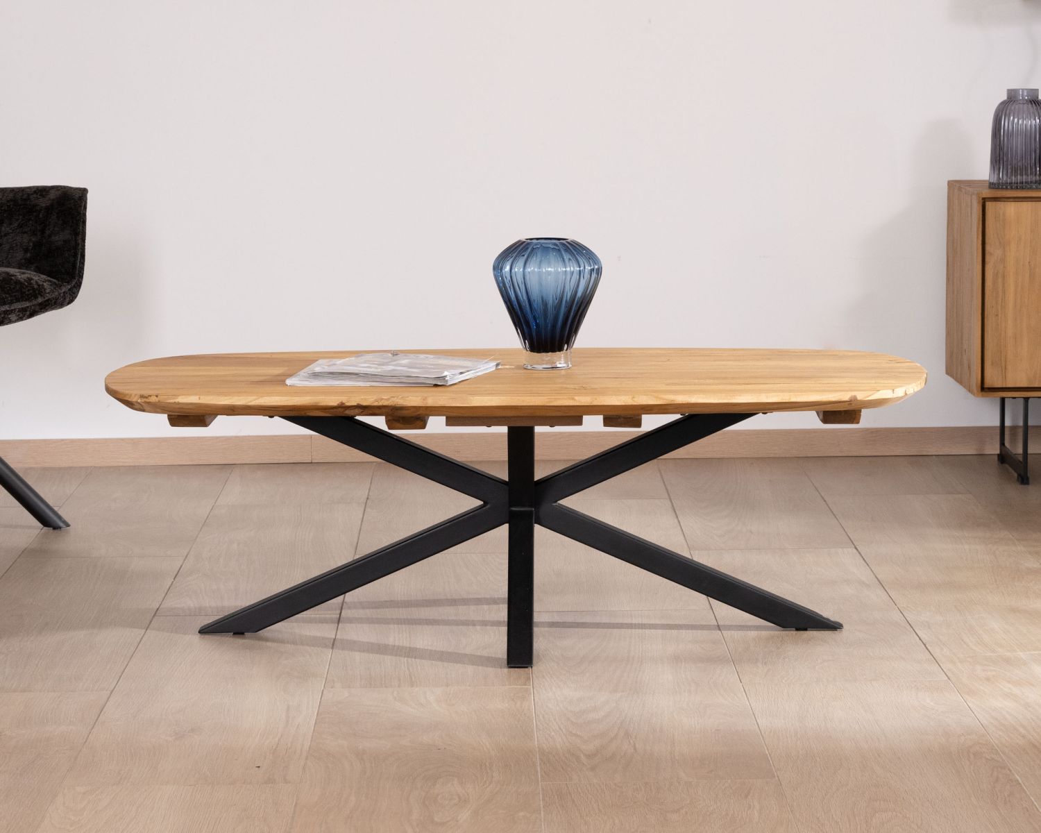 Tavolino a forma di barca "Bahia" in teak naturale con gambe in metallo Mikado