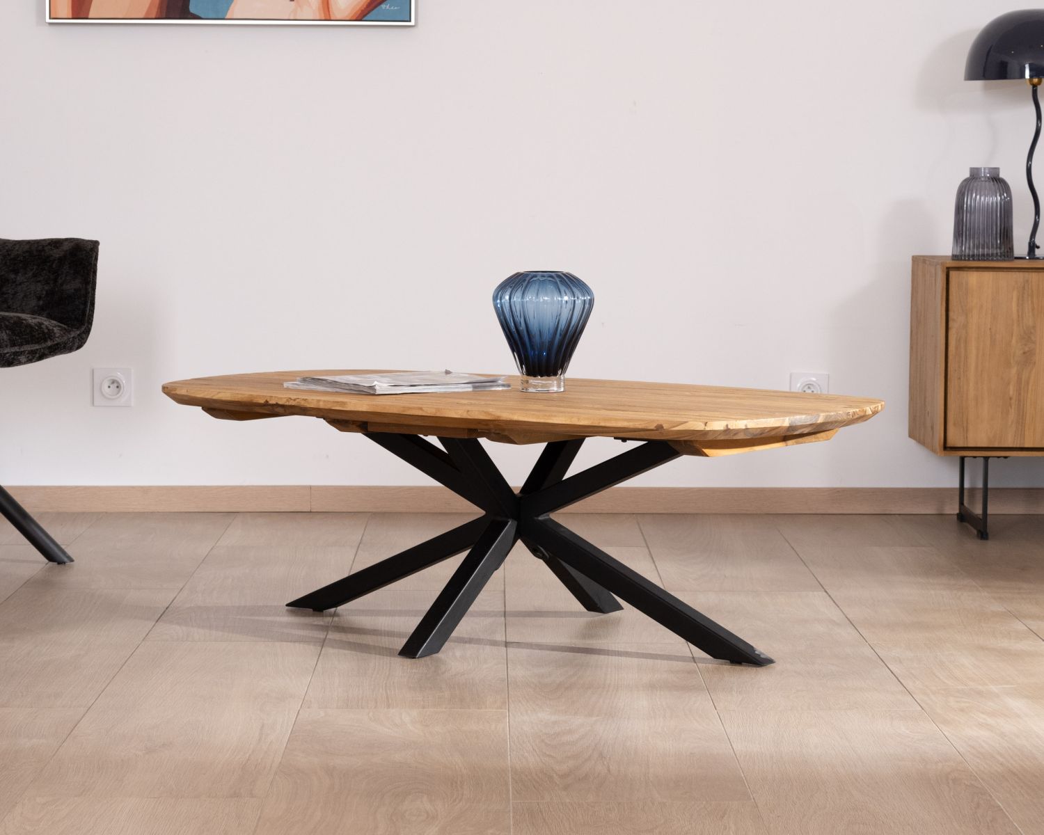 Tavolino a forma di barca "Bahia" in teak naturale con gambe in metallo Mikado