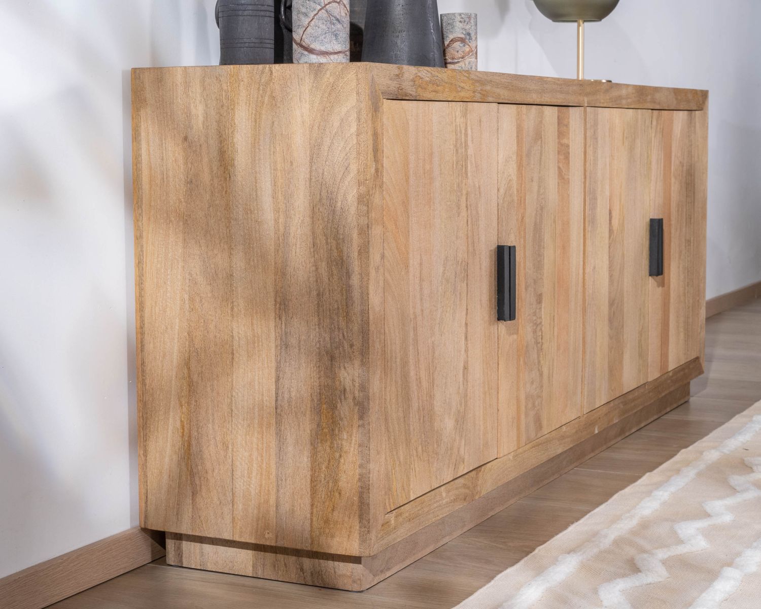 Credenza a 4 ante "Vikka" in legno massiccio di mango con maniglia in metallo