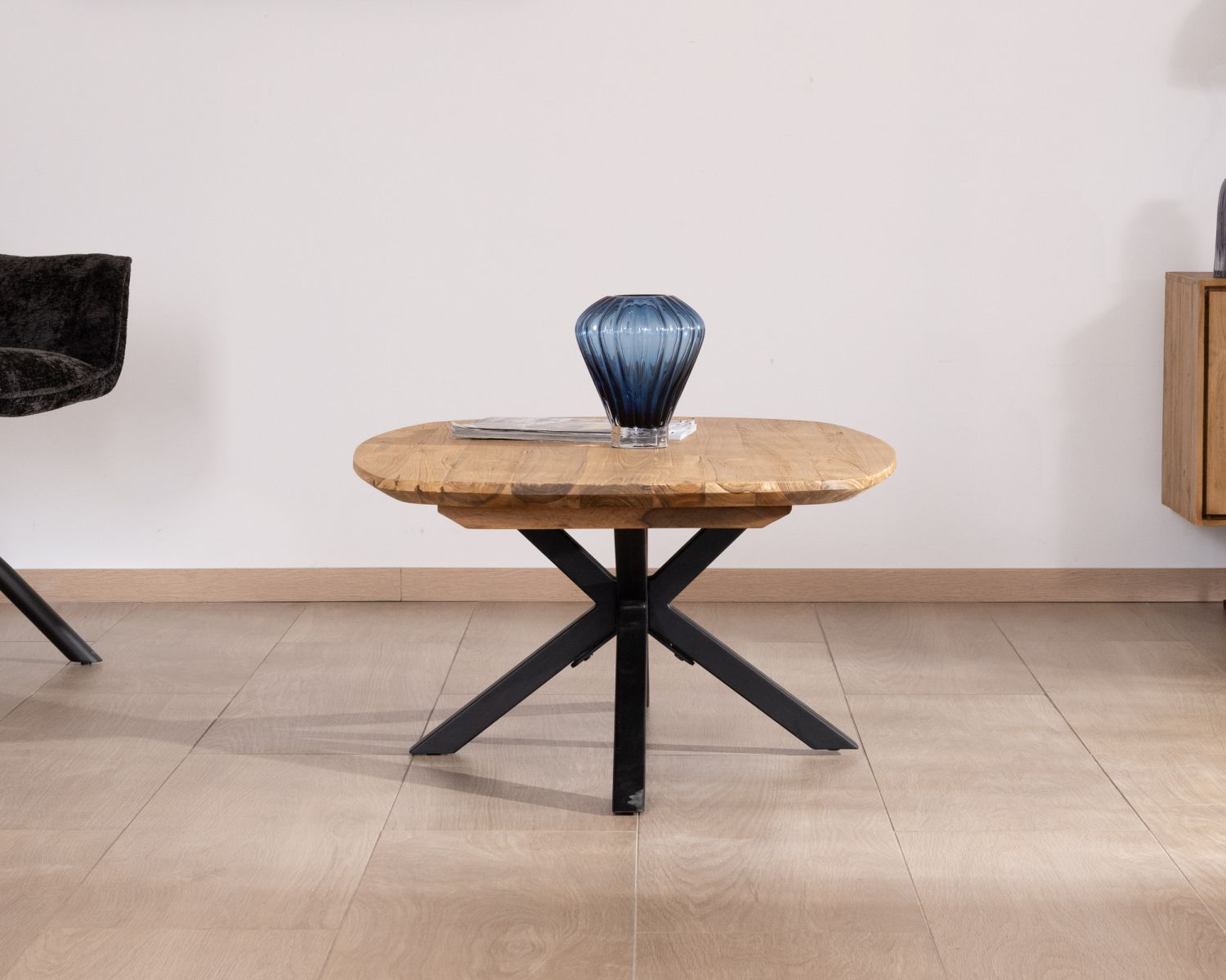 Tavolino a forma di barca "Bahia" in teak naturale con gambe in metallo Mikado