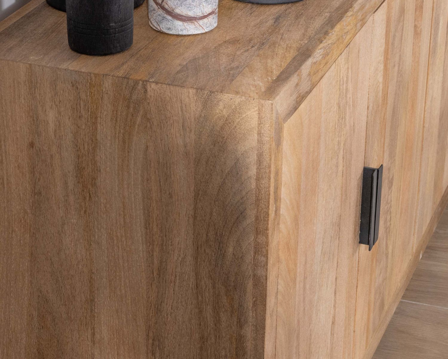 Credenza a 4 ante "Vikka" in legno massiccio di mango con maniglia in metallo