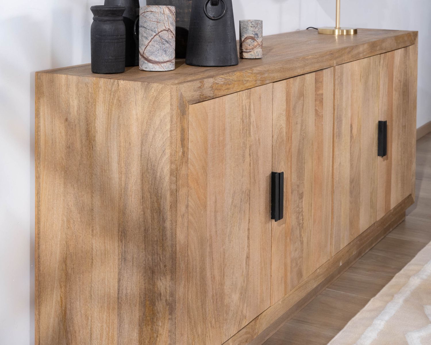 Credenza a 4 ante "Vikka" in legno massiccio di mango con maniglia in metallo
