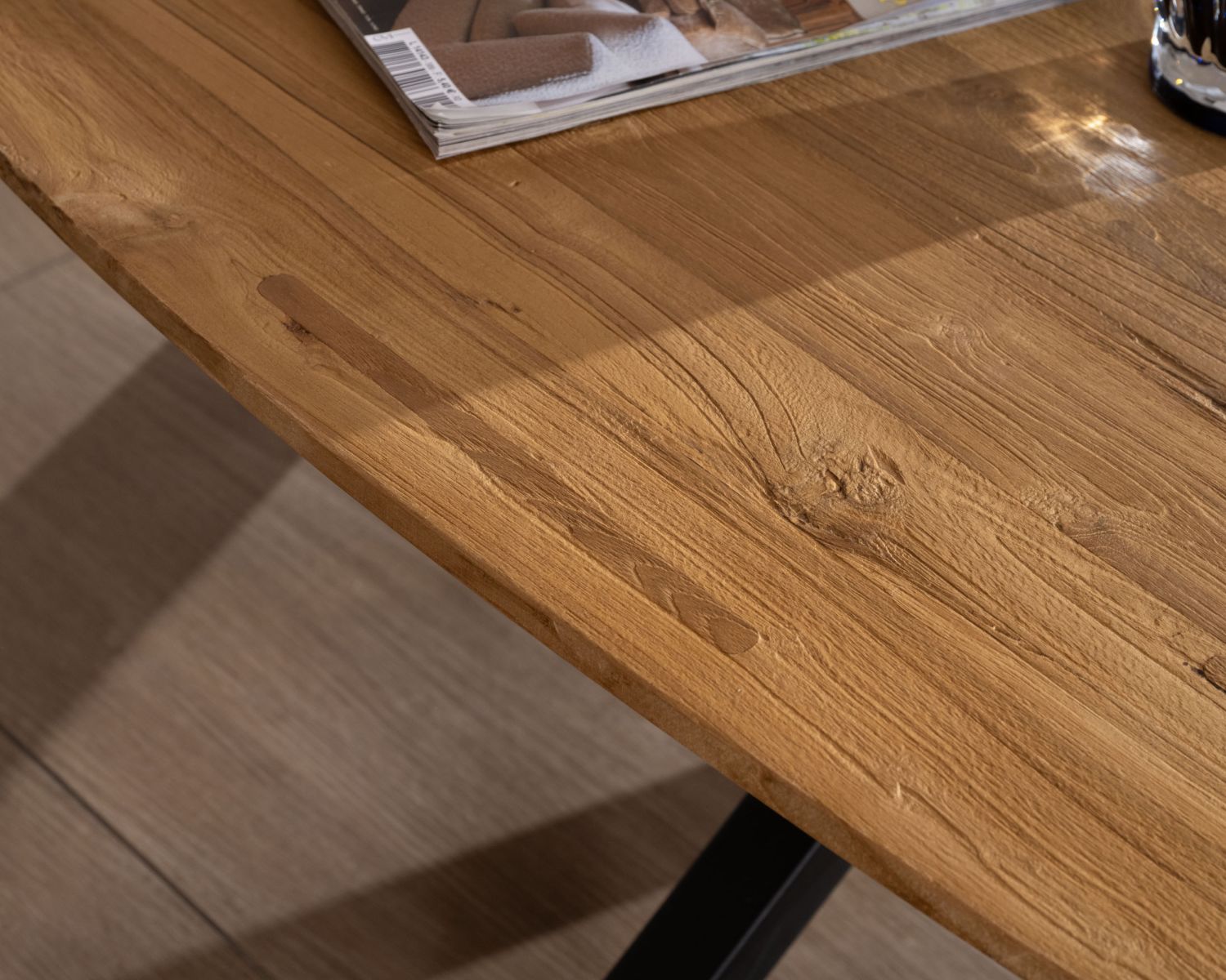 Tavolino a forma di barca "Bahia" in teak naturale con gambe in metallo Mikado