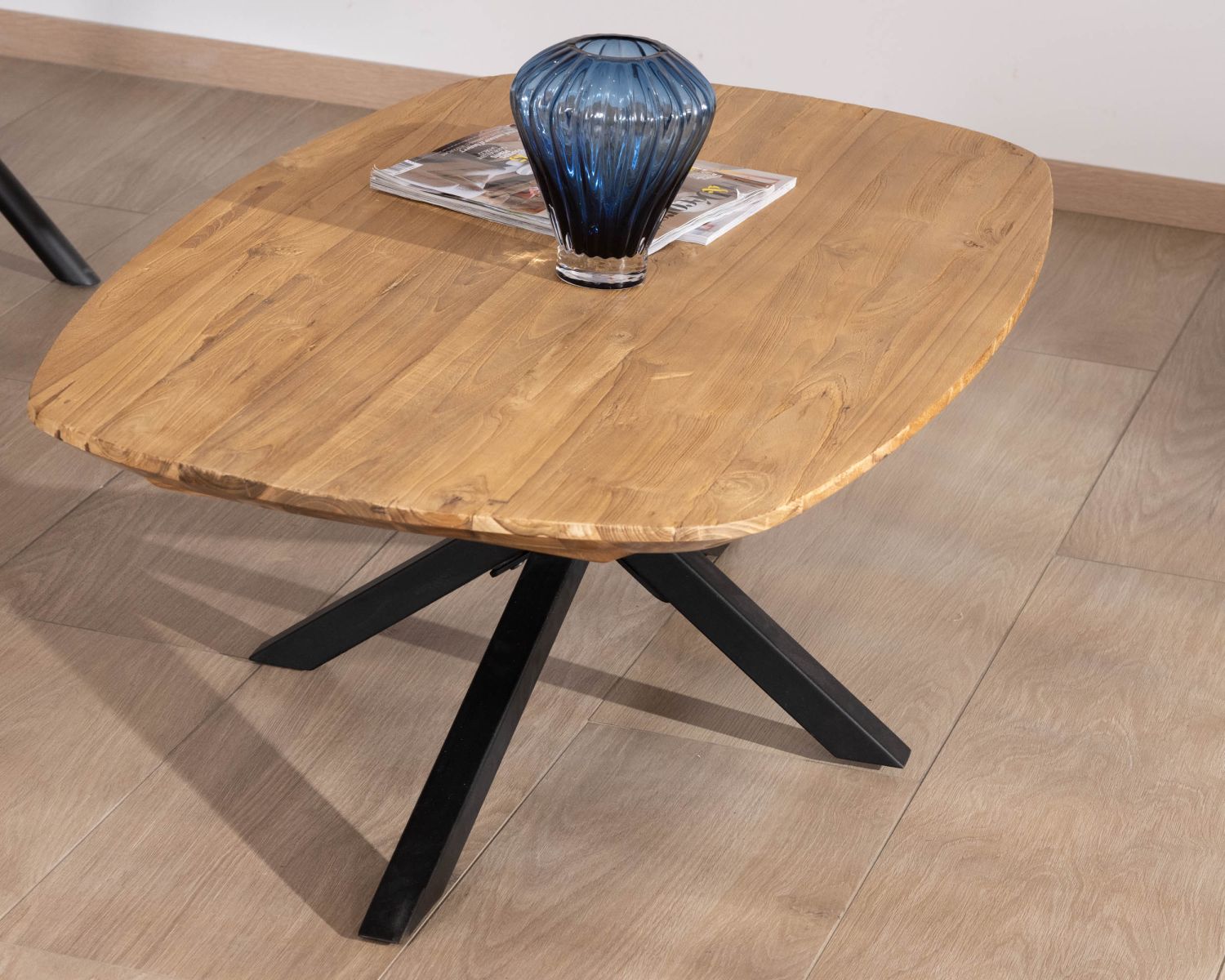 Tavolino a forma di barca "Bahia" in teak naturale con gambe in metallo Mikado