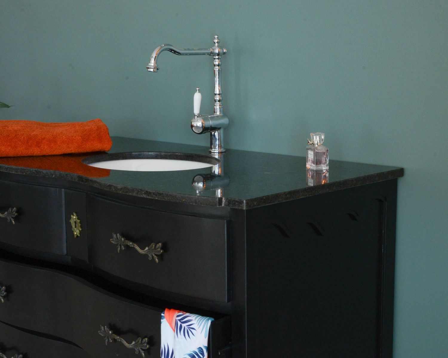 Mobile da bagno in legno di mango nero e pietra con cassetti e cassettiera in stile retrò 