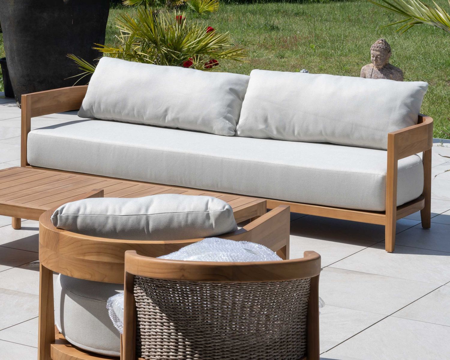 Set di mobili da giardino in teak naturale e tessuto leggero "Orchaise" - divano a 3 posti e poltrone