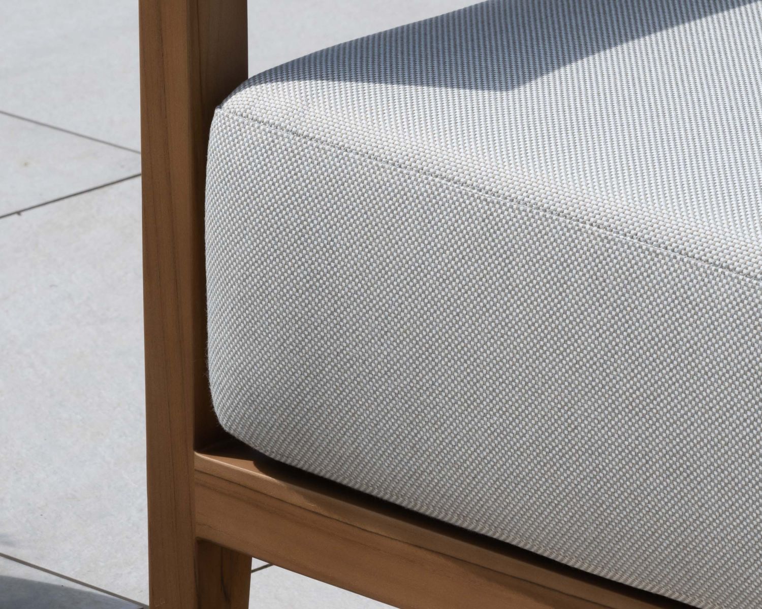 Set di mobili da giardino in teak naturale e tessuto leggero "Orchaise" - divano a 3 posti e poltrone