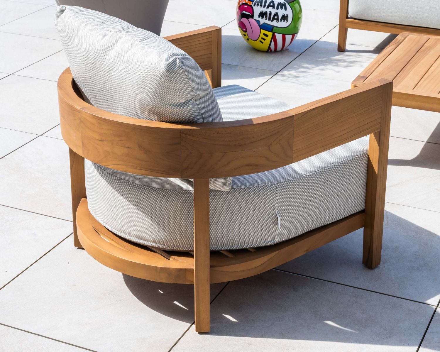 Set di mobili da giardino in teak naturale e tessuto leggero "Orchaise" - divano a 3 posti e poltrone