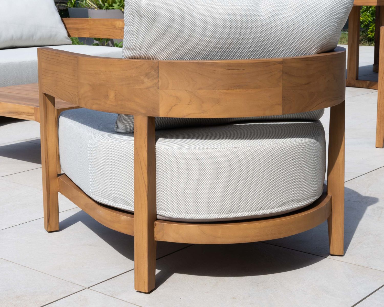 Set di mobili da giardino in teak naturale e tessuto leggero "Orchaise" - divano a 3 posti e poltrone