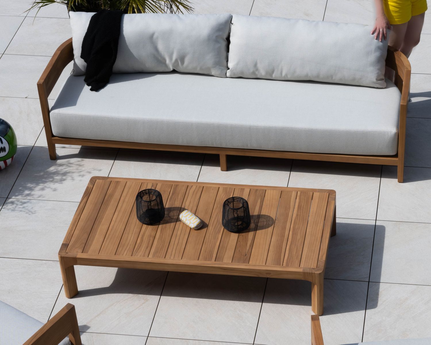 Tavolino da esterno "Venice" in teak naturale dal design raffinato