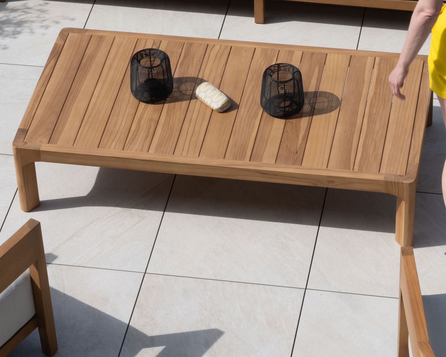 Tavolino da esterno "Venice" in teak naturale dal design raffinato