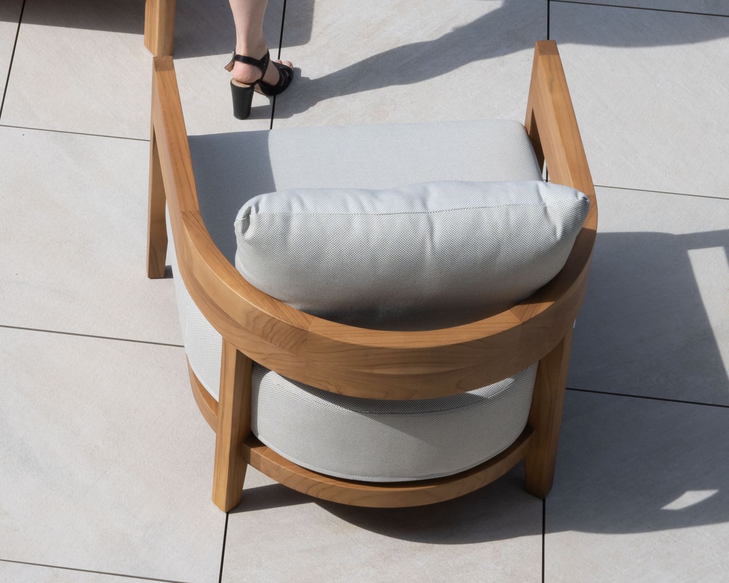 Set di mobili da giardino in teak naturale e tessuto leggero "Orchaise" - divano a 3 posti e poltrone