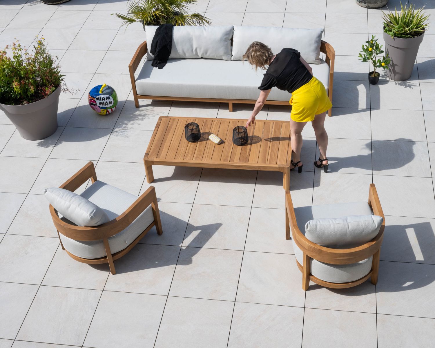 Set di mobili da giardino in teak naturale e tessuto leggero "Orchaise" - divano a 3 posti e poltrone