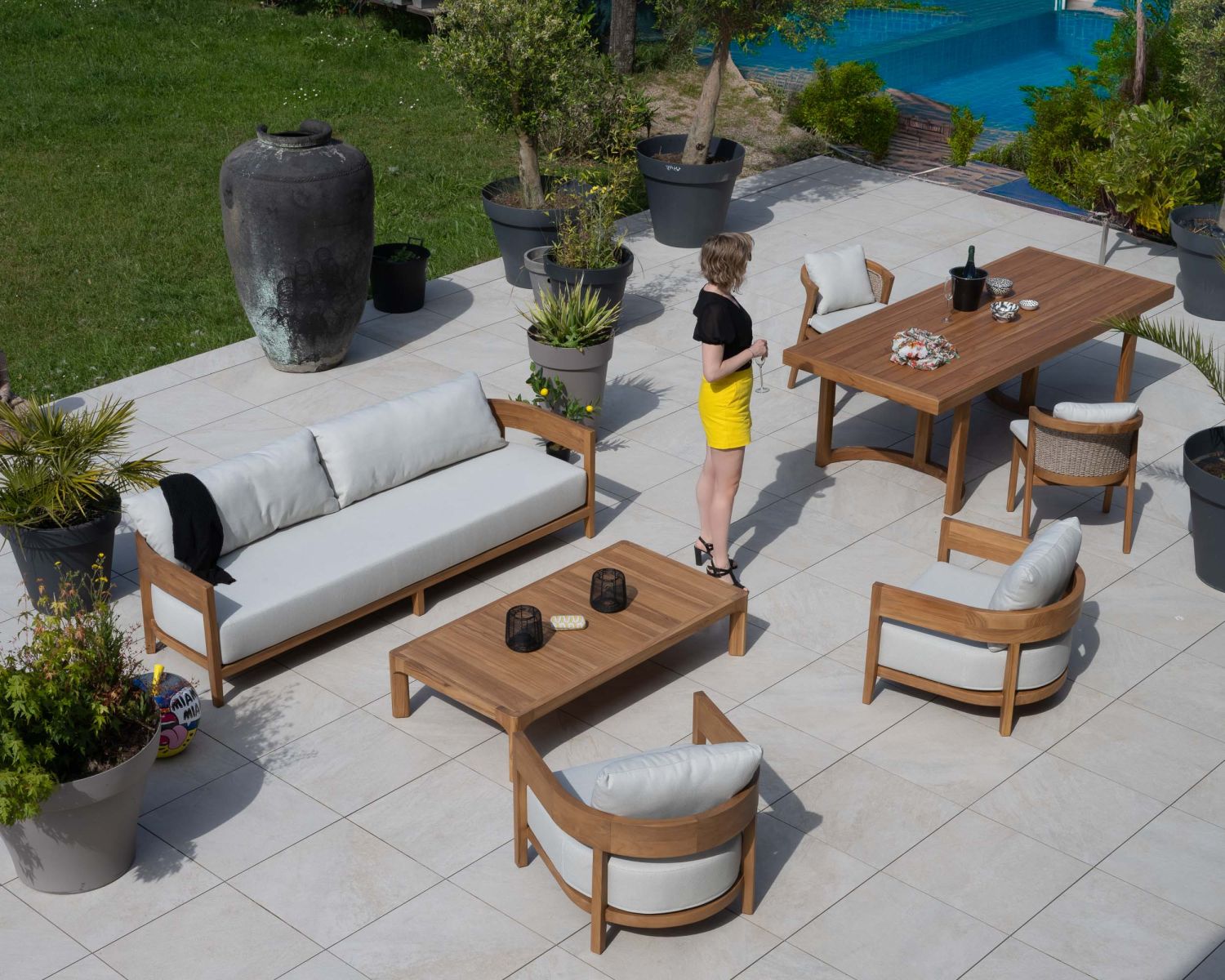 Set di mobili da giardino in teak naturale e tessuto leggero "Orchaise" - divano a 3 posti e poltrone