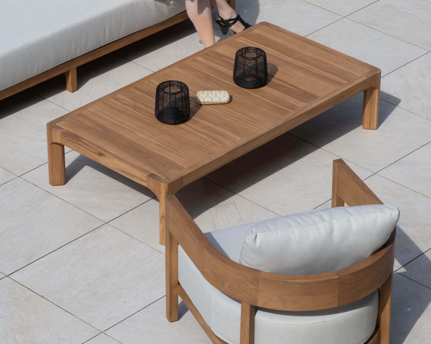 Tavolino da esterno "Venice" in teak naturale dal design raffinato